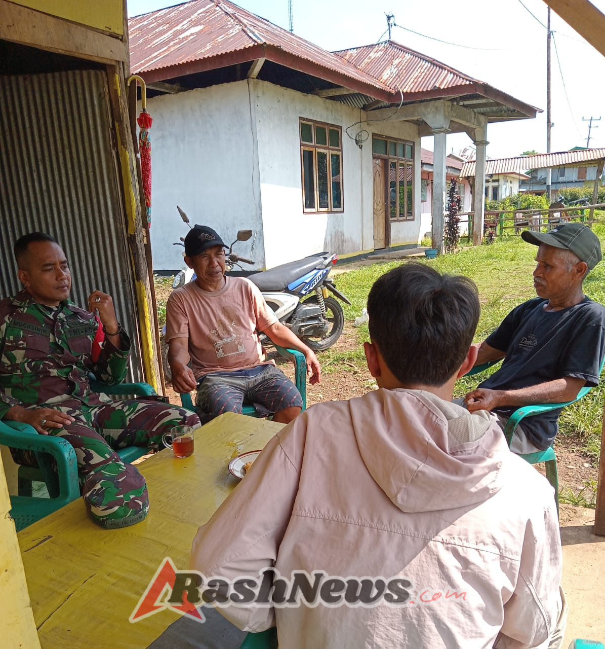 Wujud Kepedulian TNI, Babinsa Desa Compang Laksanakan Komsos untuk Ciptakan Wilayah Kondusif