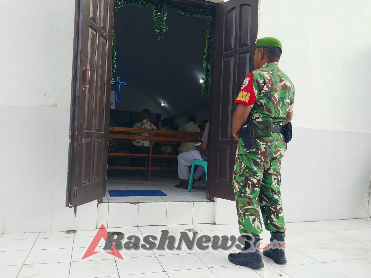 Babinsa 1627-03/Batutua Pastikan Keamanan Ibadah Minggu di Desa Sakubatun