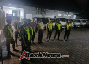 Konsisten Patroli Bersama Linmas, Bhabinkamtibmas Kesiman Petilan Perkuat Keamanan Wilayah Binaannya