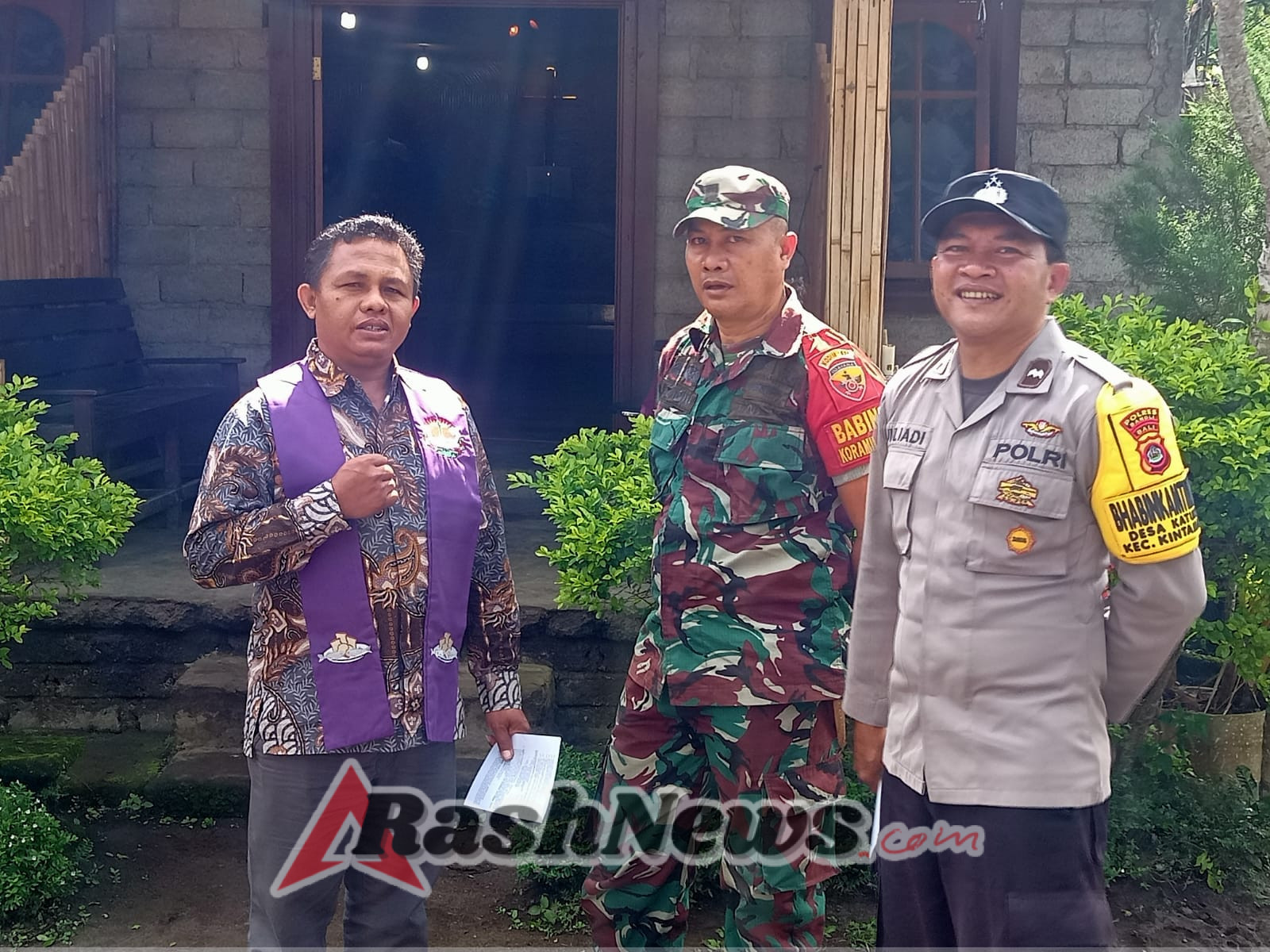 Sinergi Hadirkan Rasa Aman, Bhabinkamtibmas dan Babinsa Pantau Ibadah Minggu di Desa Katung