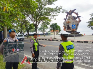 Personel Gabungan Polres Klungkung Berikan Pelayanan Saat Pujawali Di Pura Goa Lawah.