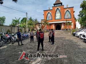 Subsatgas Tempat Ibadah KRYD Polres Klungkung Laksanakan Pengamanan Gereja Jelang Ops Lilin Agung 2025