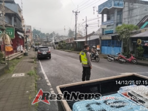 Personel Polsek Pupuan Laksanakan Giat Strong Point Antisipasi Lonjakan Pengguna Jalan dan Pengunjung Pasar
