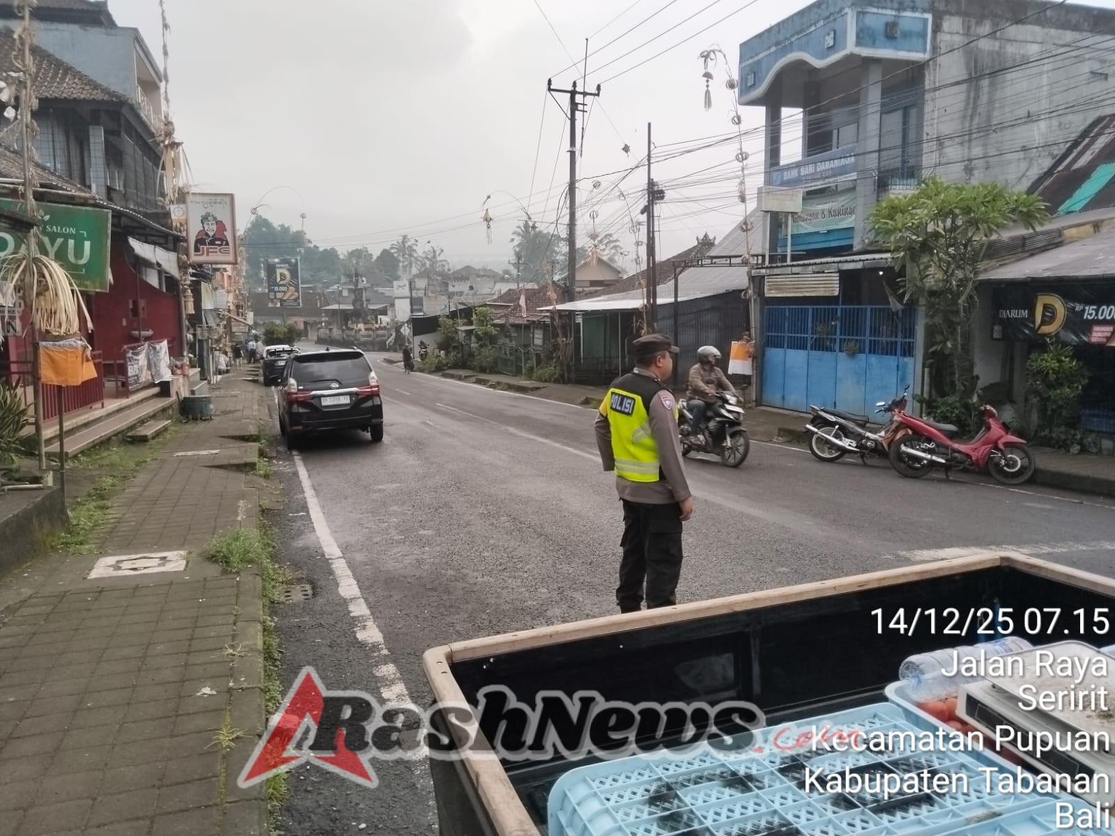 Personel Polsek Pupuan Laksanakan Giat Strong Point Antisipasi Lonjakan Pengguna Jalan dan Pengunjung Pasar