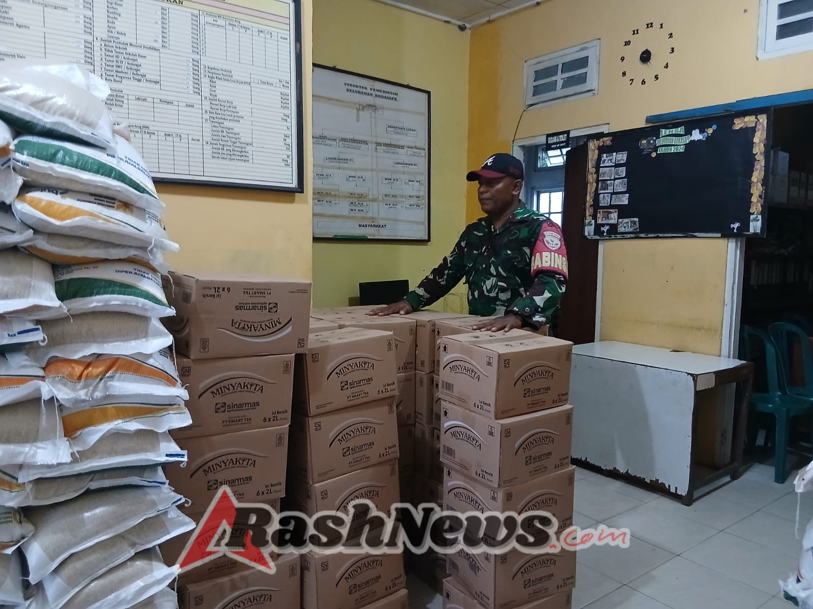 Peran Aktif Babinsa Wolowaru Dukung Kelancaran Penyaluran Bantuan Pangan di Ende