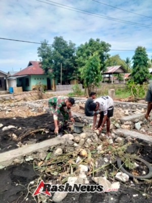 Gotong Royong Bersama Babinsa, Warga Desa Mausambi Dapat Bantuan Pembangunan Rumah