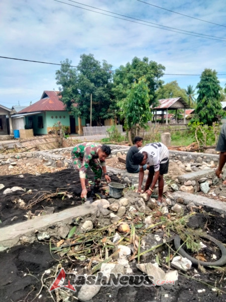 Gotong Royong Bersama Babinsa, Warga Desa Mausambi Dapat Bantuan Pembangunan Rumah