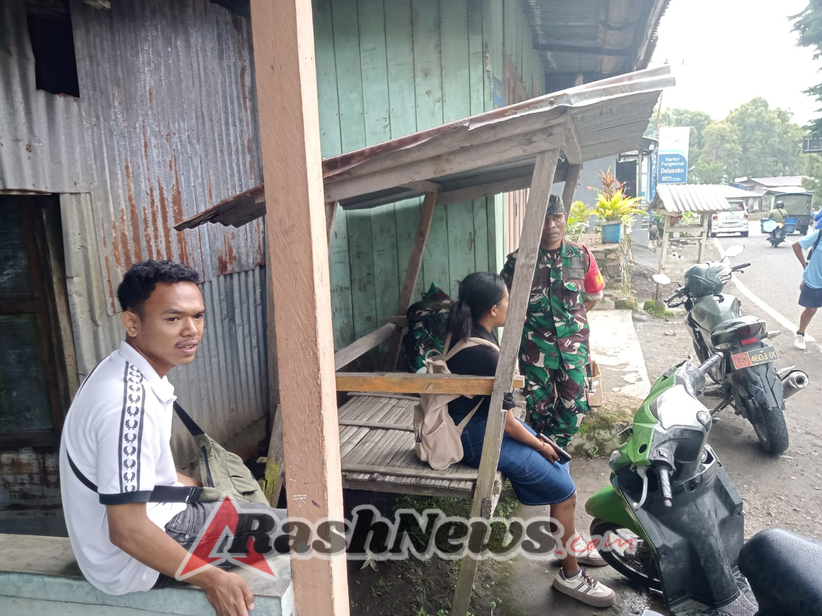 Komsos dan Pamwil Babinsa Koramil 1602-04/Maurole Berjalan Aman dan Tertib di Desa Wolomuku