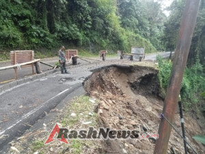 TNI AD Bersinergi dengan Warga dan Dinas PUPR Atasi Dampak Hujan Lebat di Desa Ndungga