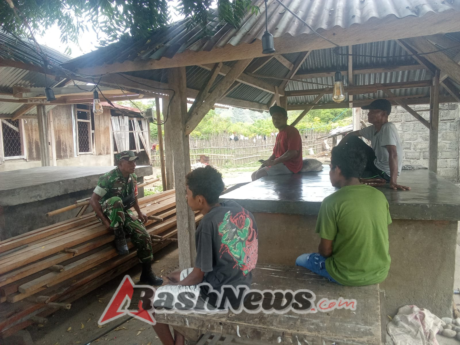 TNI AD Tingkatkan Sinergi dengan Warga Lewat Komsos dan Pamwil di Desa Loboniki