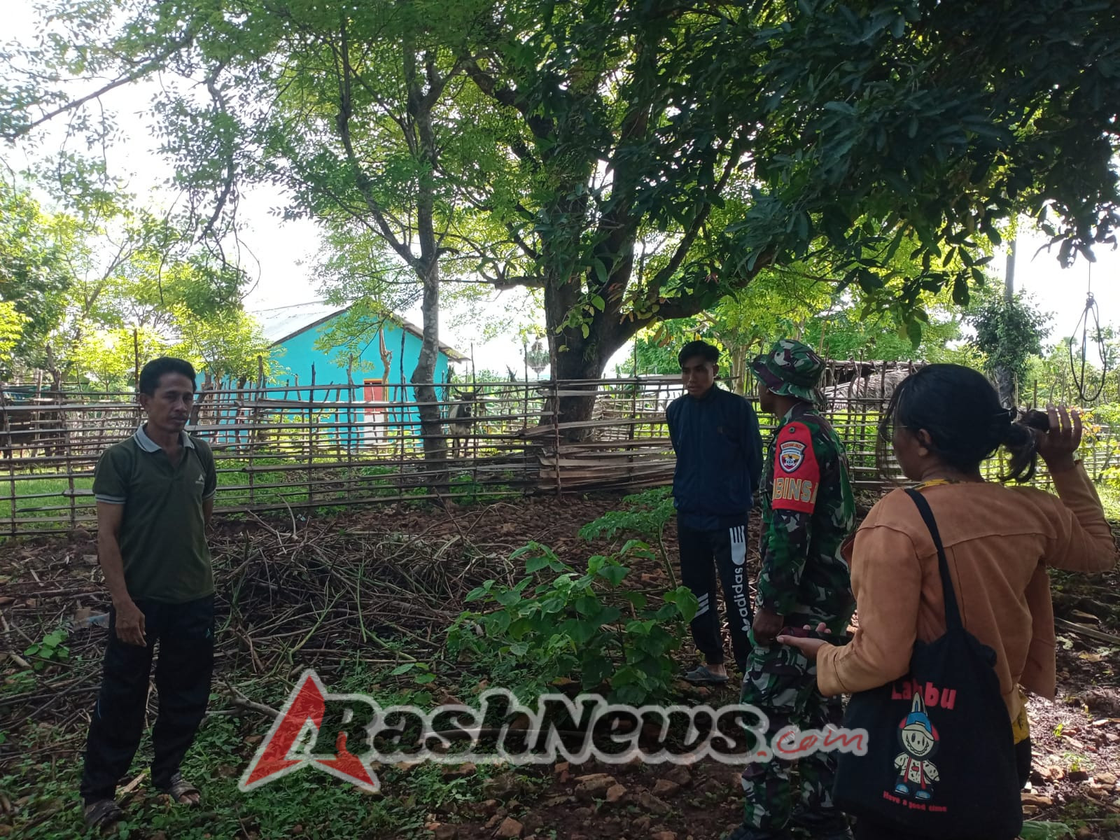 Babinsa Sertu Andre T Monitoring Lokasi Pembangunan Koperasi Merah Putih Desa Daima