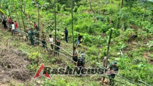 Anggota Kodim 1613/Sumba Barat Kerja Bakti Perbaikan Jalan Rawan Longsor di Desa Lapale