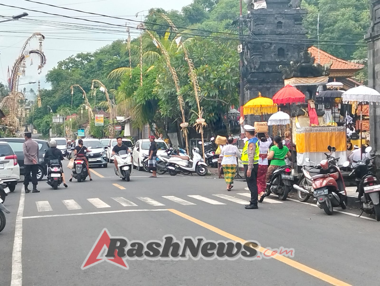 Personel Polsek Kawasan Pelabuhan Padangbai Laksanakan Pengamanan Persembahyangan Masyarakat