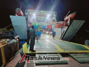 TNI AD Pastikan Keamanan Aktivitas Malam Hari di Pelabuhan Pantai Baru Rote Ndao