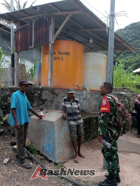 Babinsa Abal Ajak Warga Perhatikan Kondisi Alam Saat Beraktivitas di Kebun