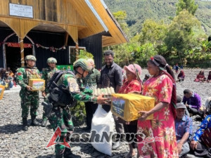 Sambut Natal Di Papua, Satgas Yonif 743/PSY Berbagi Bingkisan Natal Untuk Masyarakat Satgas Yonif 743/PSY Berbagi Kasih Natal Untuk Masyarakat Papua