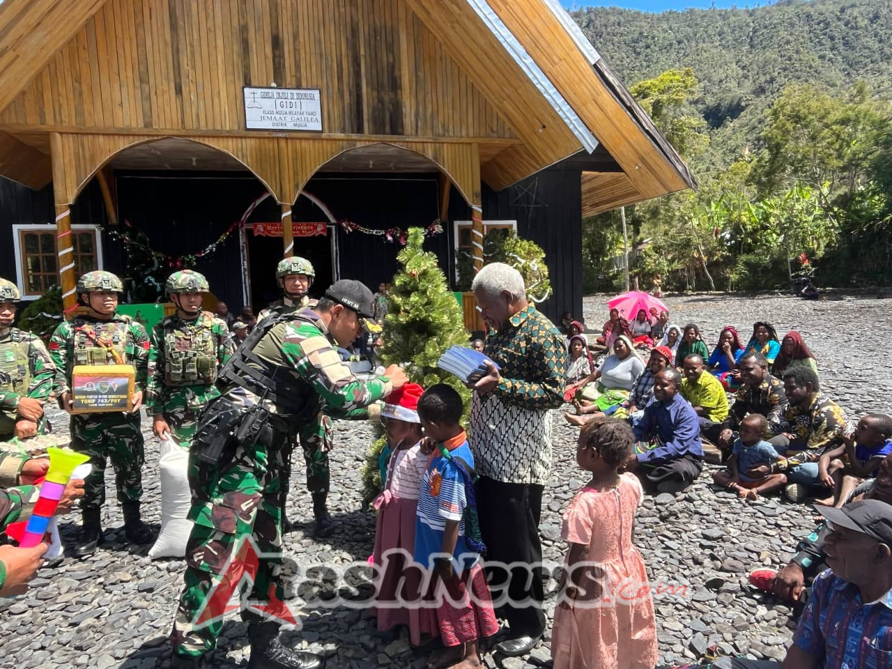 Satgas Yonif 743/PSY Berbagi Kasih Natal Untuk Masyarakat Papua