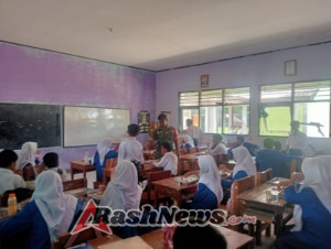 Sertu Ismail Dampingi Kegiatan MBG untuk Siswa SMPN 1 Jereweh