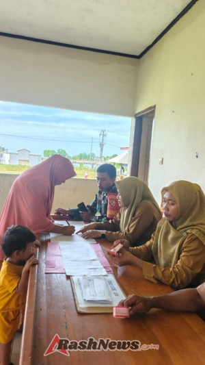 Kepala Desa Tatar Bersama Babinsa Serahkan BLT DD Tahap Keempat dengan Lancar