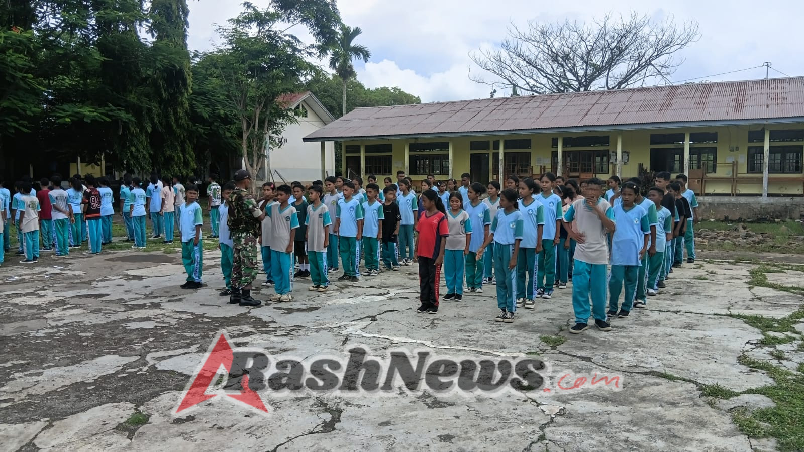 Perkuat Karakter Pelajar, Babinsa Koramil Larantuka Latih PBB