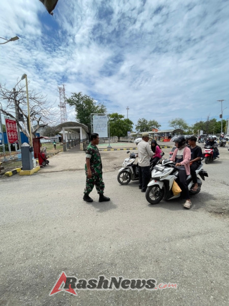 Babinsa Tampil Siaga, Pelabuhan Poto Tano Kondusif dan Tertib