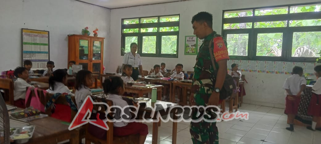 Babinsa Koramil Ba’a Kawal Program Makan Bergizi Gratis di Kabupaten Rote Ndao