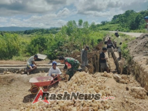 Wujud Kepedulian TNI, Babinsa Koramil 03/Katikutana Pantau Saluran Irigasi