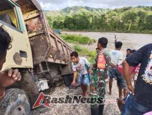 Pererat Kebersamaan, Babinsa Koramil 02/Walakaka Bantu Evakuasi Truk Terkandas
