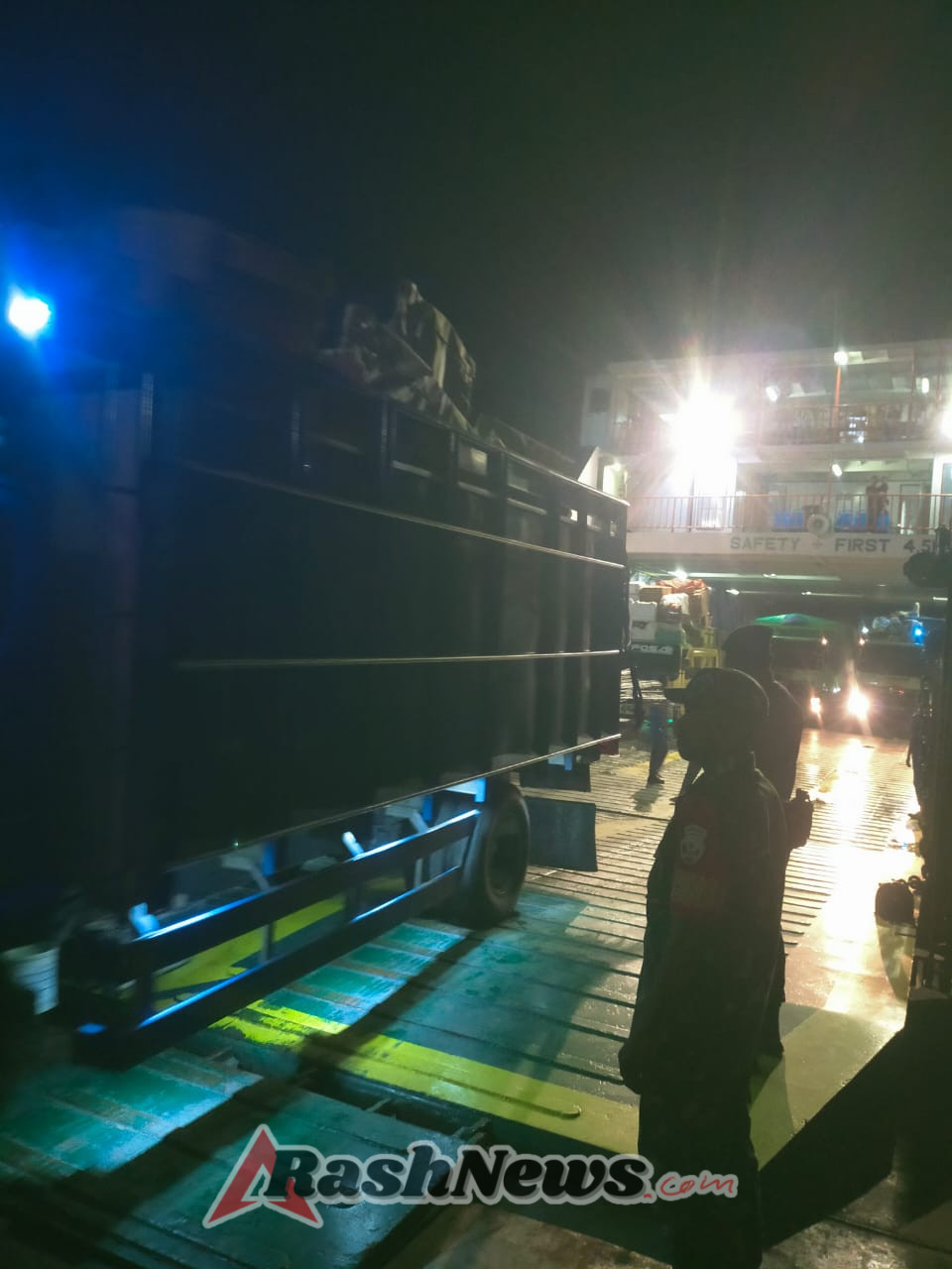 Babinsa Pastikan Kelancaran Aktivitas Pelabuhan ASDP Ofalangga Malam Hari