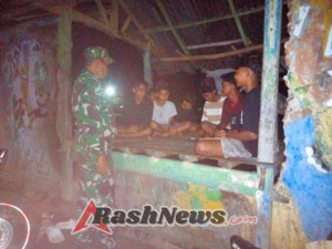 Babinsa Koramil Manggelewa Aktif Jaga Kamtibmas Melalui Patroli Malam