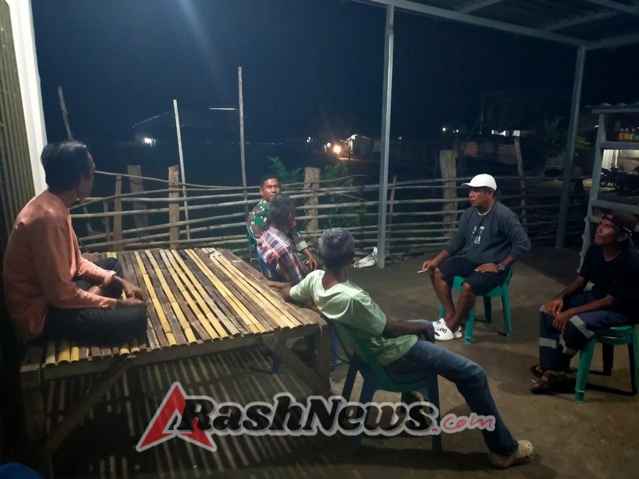 Patroli Malam Babinsa Hu’u, Warga Bantaran Sungai Diingatkan Waspada Banjir