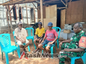 Ciptakan Suasana Kebersamaan, Babinsa Komsos Dengan Warga di Desa Binaan.