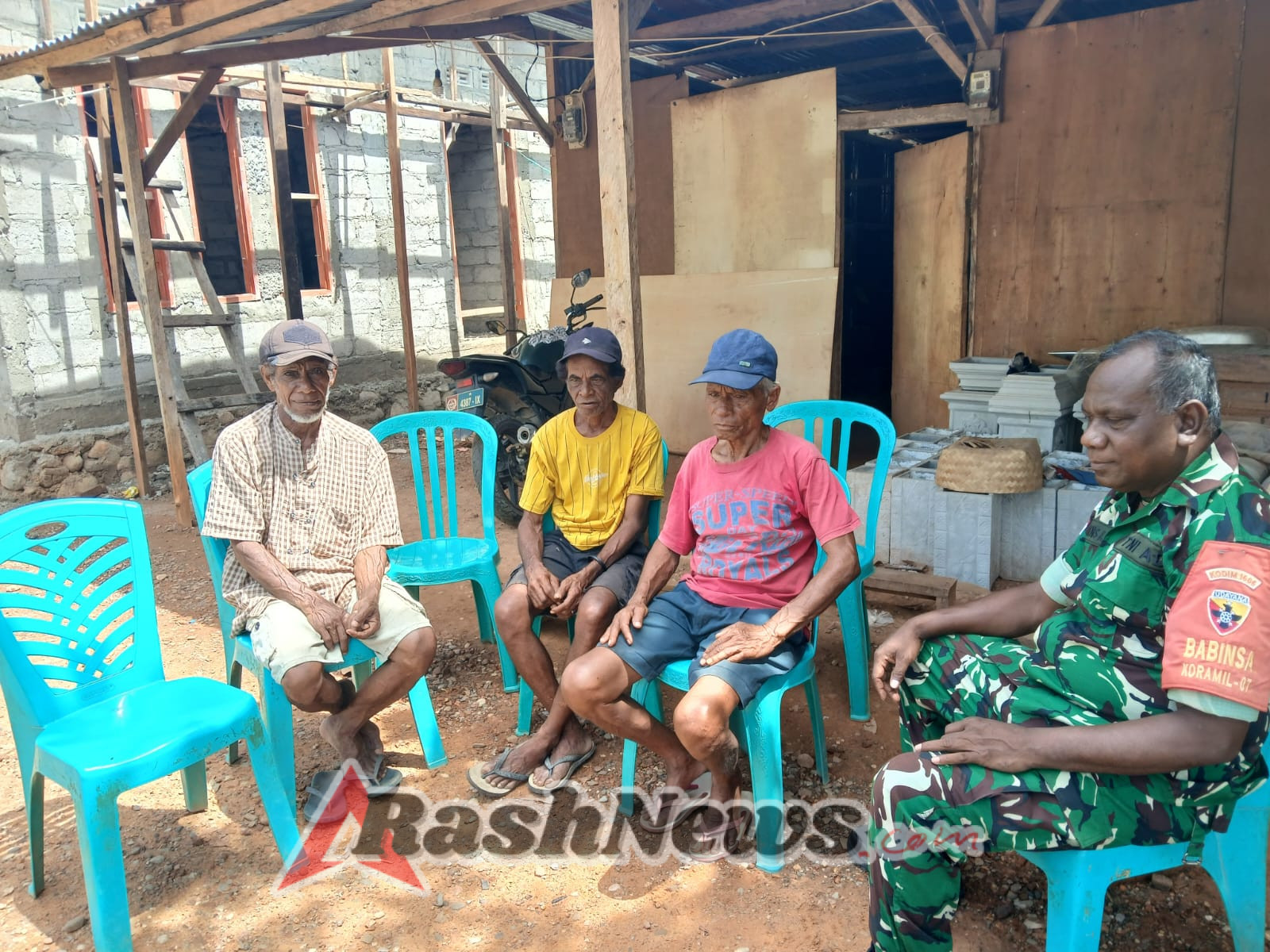 Ciptakan Suasana Kebersamaan, Babinsa Komsos Dengan Warga di Desa Binaan.