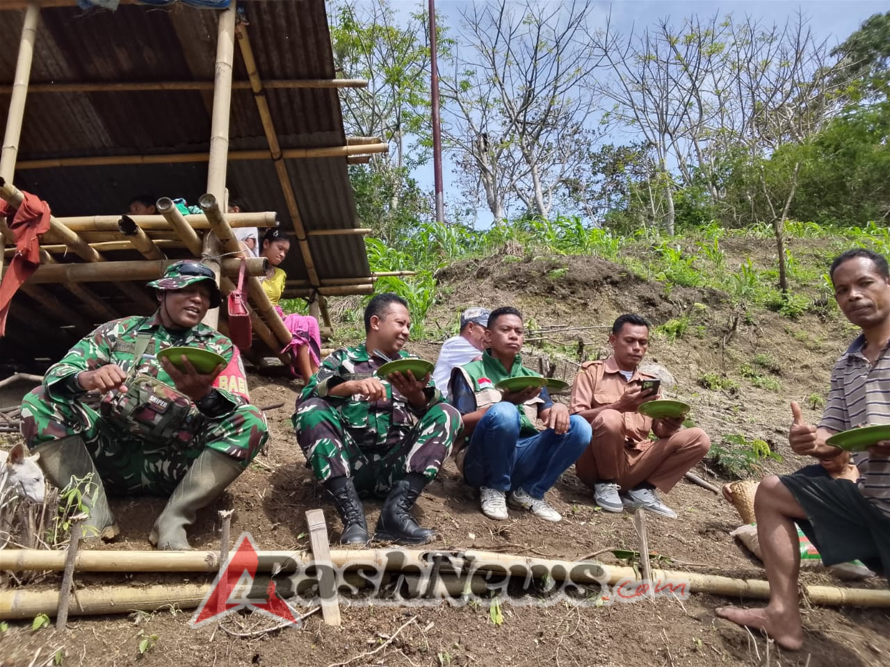 Babinsa TNI AD Turut Sukseskan Program Padi Gogo Bumdes Desa Niramesi