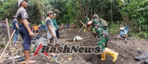 Serka Syamsul Hakim Bersama Masyarakat Bangun Pondasi Jembatan Gantung di Dasan Lekok Korleko