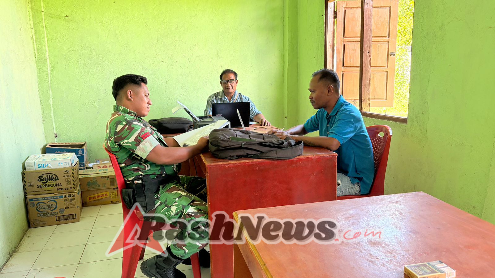Deteksi Dini dan Sinergi, Babinsa Maurole Lakukan Puldata di Desa Loboniki