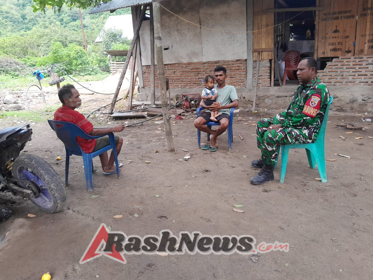 Babinsa Koramil Maurole Hadir di Desa Niopanda, Aktivitas Warga Tetap Aman dan Nyaman