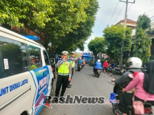 Anggota Kamsel Satuan Lalu Lintas Polres Karangasem Laksanakan Penerangan keliling di Pasar Timur Amlapura