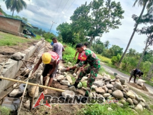 TNI-Rakyat Bersatu: Babinsa dan Warga Gotong Royong Perbaiki Infrastruktur Desa