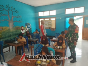 Babinsa Hadir Dampingi Penyaluran Program Makanan Bergizi Gratis di Adonara