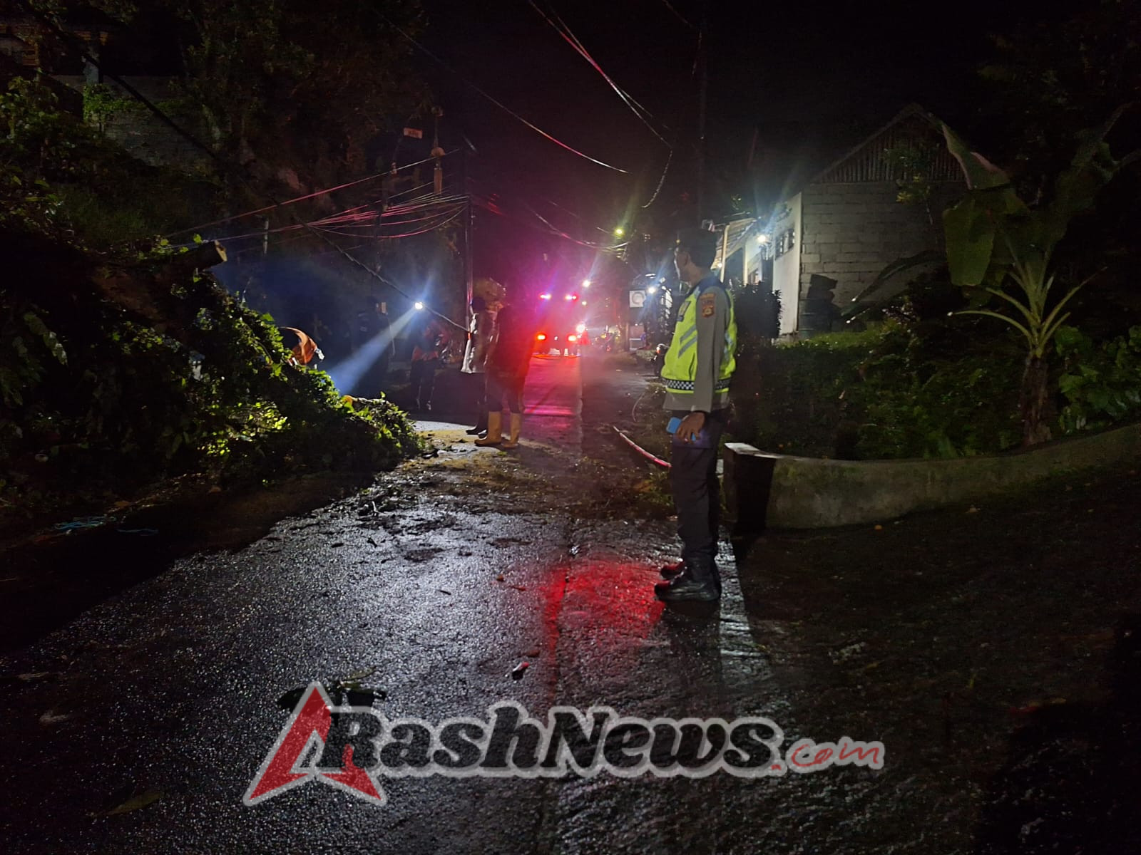 Tanggap Bencana di lakukan oleh Polsek Baturiti mengatasi Pohon Tumbang Akibat Hujan Deras di Desa Perean
