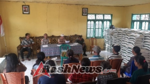 Babinsa Koramil 1612-02/Reok Dampingi Penyaluran Bantuan Pangan di Desa Watu Baur