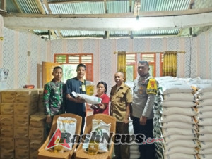 Wujud Kepedulian TNI, Babinsa Dampingi Penyaluran Bantuan Pangan di Golo Lanak
