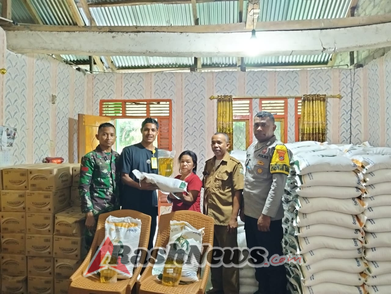 Wujud Kepedulian TNI, Babinsa Dampingi Penyaluran Bantuan Pangan di Golo Lanak