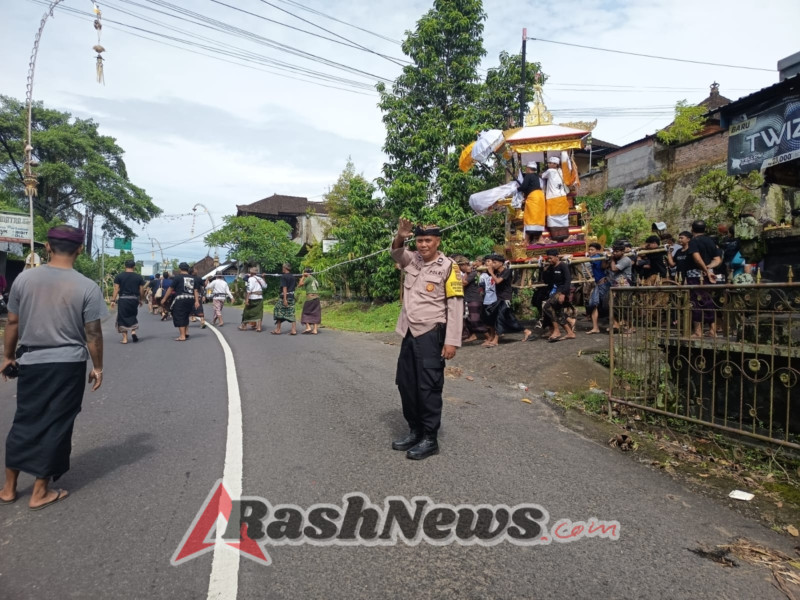 Bhabinkamtibmas Desa Marga Dauh Puri Pengamanan Upacara Ngaben