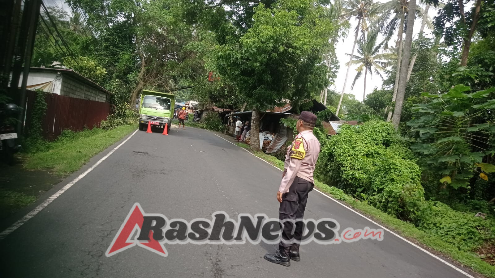 Kehadiran Babinsa Koramil 1602-02/Wolowaru Perkuat Hubungan TNI dan Masyarakat Desa Lunggaria