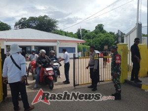 Babinsa Laksanakan Pengamanan dan Pemantauan Bongkar Muatan Kapal ASDP di Pelabuhan Pantai Baru