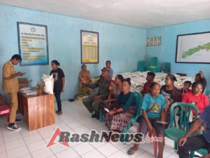 Babinsa Sertu Fonseca De Araujo Kawal Penyaluran Bantuan Pangan untuk Warga Kloangpopot