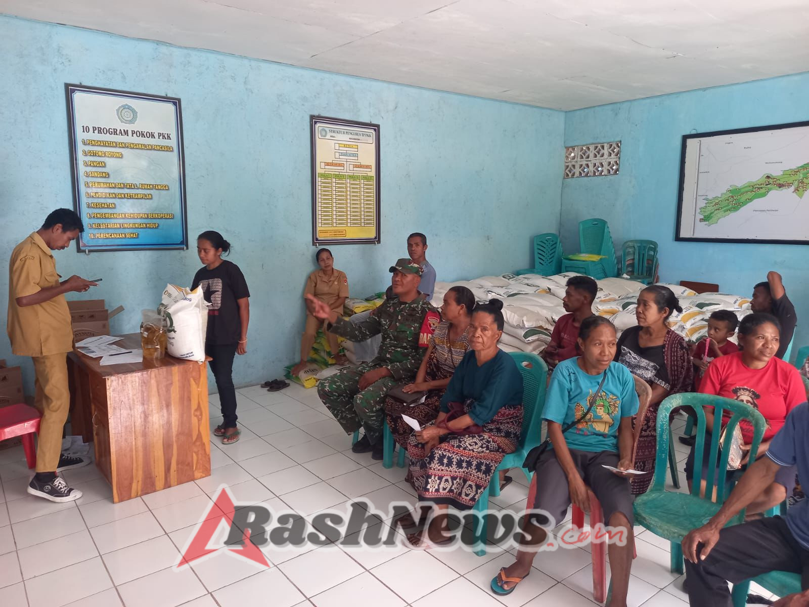 Babinsa Sertu Fonseca De Araujo Kawal Penyaluran Bantuan Pangan untuk Warga Kloangpopot