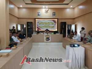 Babinsa Sertu Fonseca De Araujo Kawal Penyaluran Bantuan Pangan untuk Warga Kloangpopot